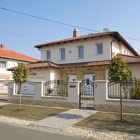 Aura Apartman Hajdúszoboszló Zimmer foto