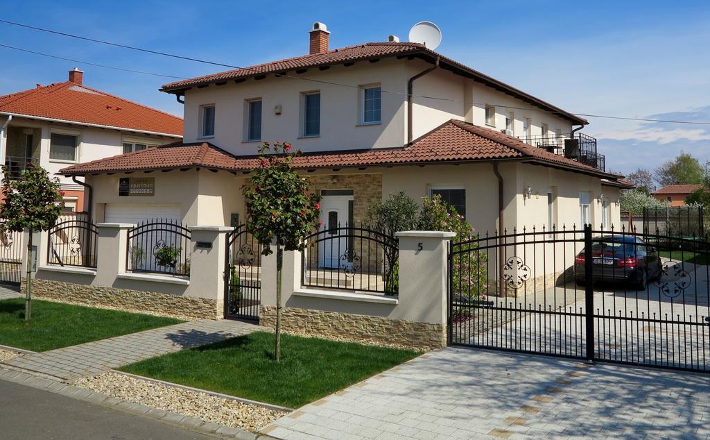 Aura Apartman Hajdúszoboszló Zimmer foto